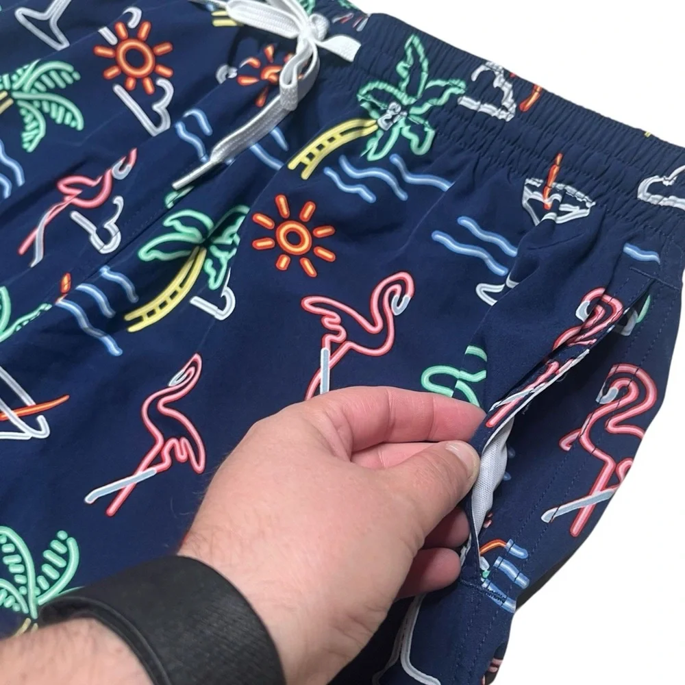 Chubbies The Neon Lights 7” Stretch Swim Trunks Men’s Medium Tropical Neon Print